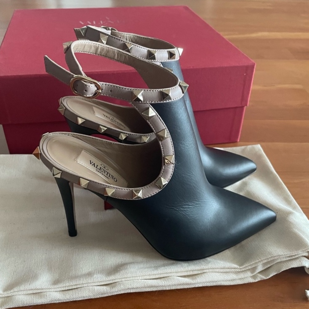 Valentino Garavani Rockstud Cutout Pointed Toe Ankle Boots Black/Poudre 36
